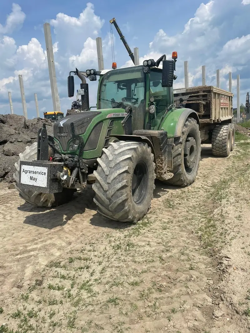Fendt Schlepper mit Mulde auf der Baustelle