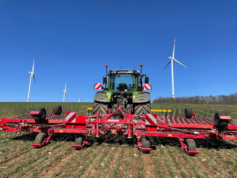 Horsch Cura Striegel mit 12 m Arbeitsbreite