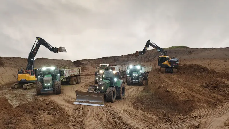Bagger und Schlepper bei Erdarbeiten auf einer großen Baustelle