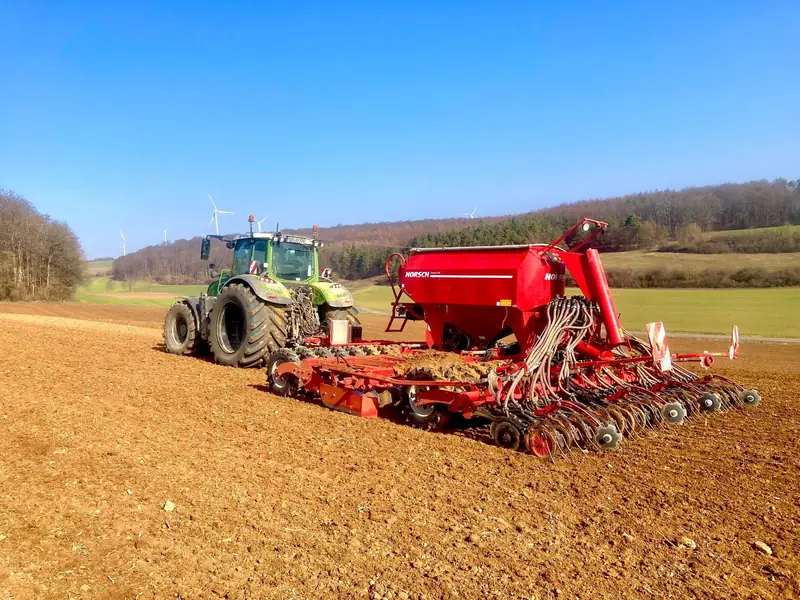 Fendt 724 Vario mit Sämaschine