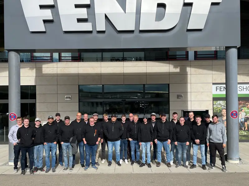 Das Team von Agrarservice May beim Ausflug ins Fendt Forum Marktoberdorf