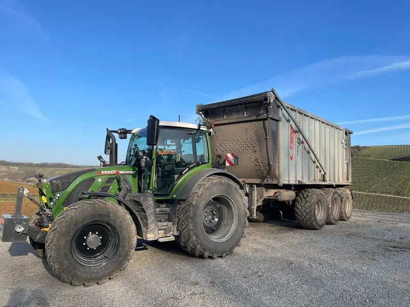 Fliegl Bull Abschiebewagen hinter einem Fendt