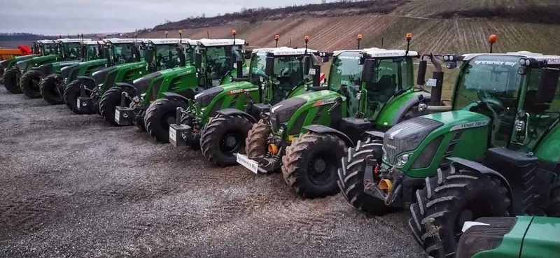 Reihe grüner Fendt Schlepper auf dem Betriebshof