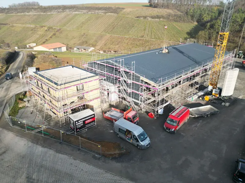 Neue Halle und Bürogebäude von oben
