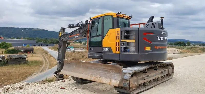 Volvo Kettenbagger auf einer Erdbaustelle