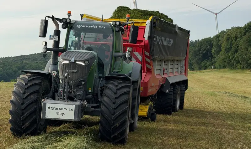 Pöttinger Jumbo Ladewagen hinter einem Fendt