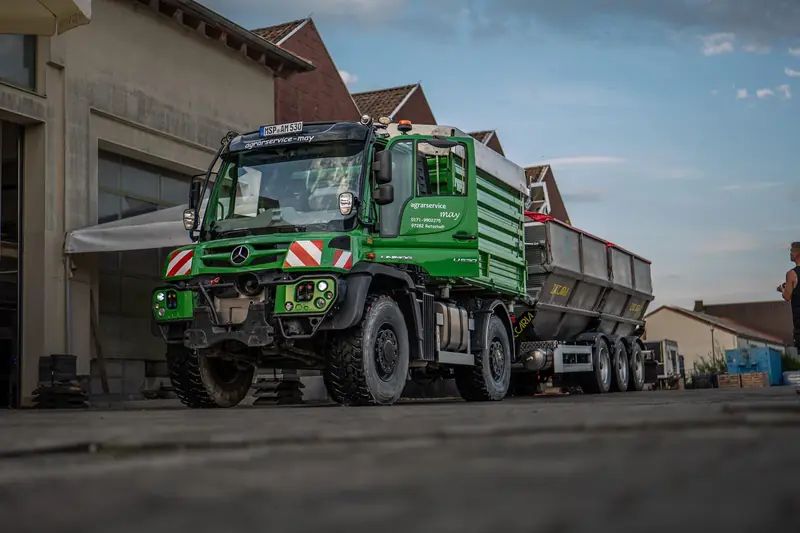 Unimog mit Spezialanhänger für den Maischetransport