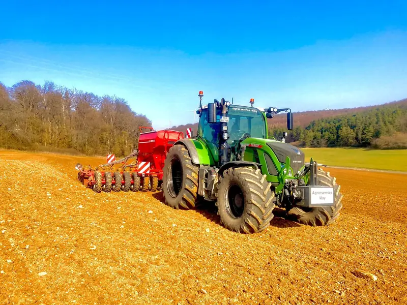 Fendt mit Horsch Pronto Sämaschine im Sonnenlicht