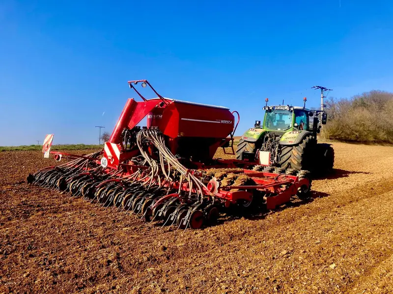 Fendt Schlepper mit Horsch Pronto Sämaschine auf dem Acker