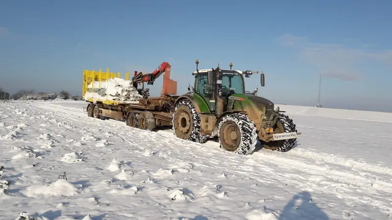 Fendt mit Wickelauflieger beim Abdecken von Zuckerrüben