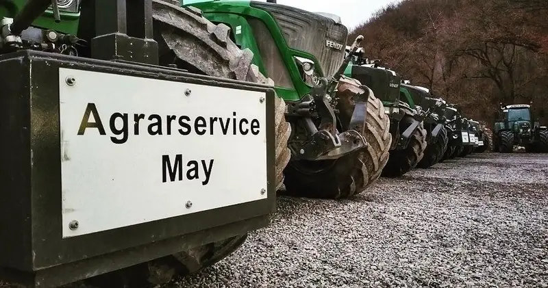Schild Agrarservice May am Frontgewicht eines Fendt