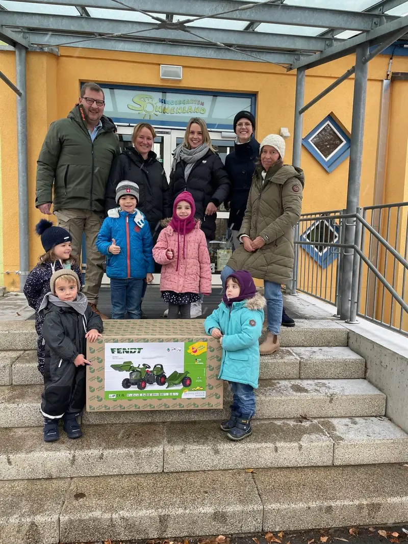 Spendenübergabe mit Fendt Tretschlepper im Kindergarten Retzstadt