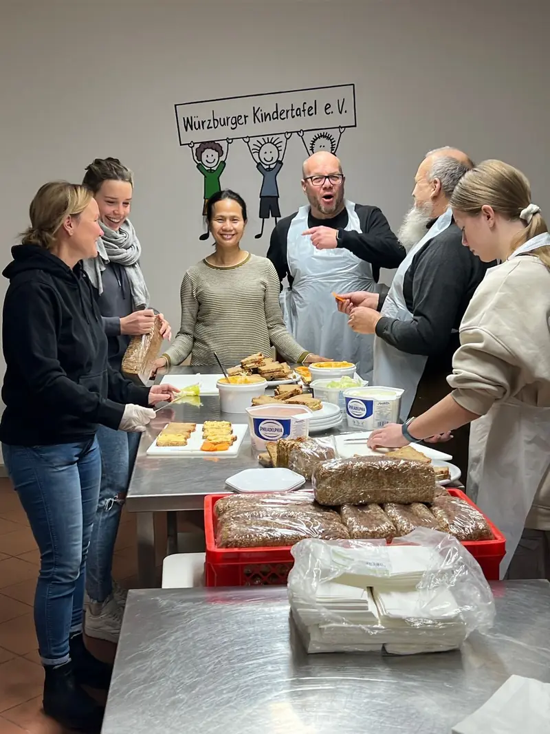 Pausenbrote vorbereiten bei der Würzburger Kindertafel