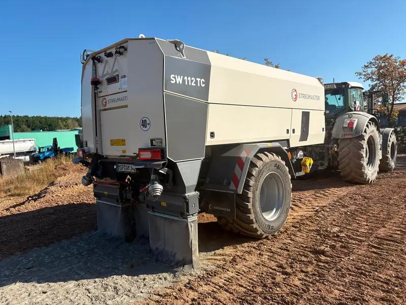 Streumaster SW 112 TC Anhängestreuer hinter einem Fendt