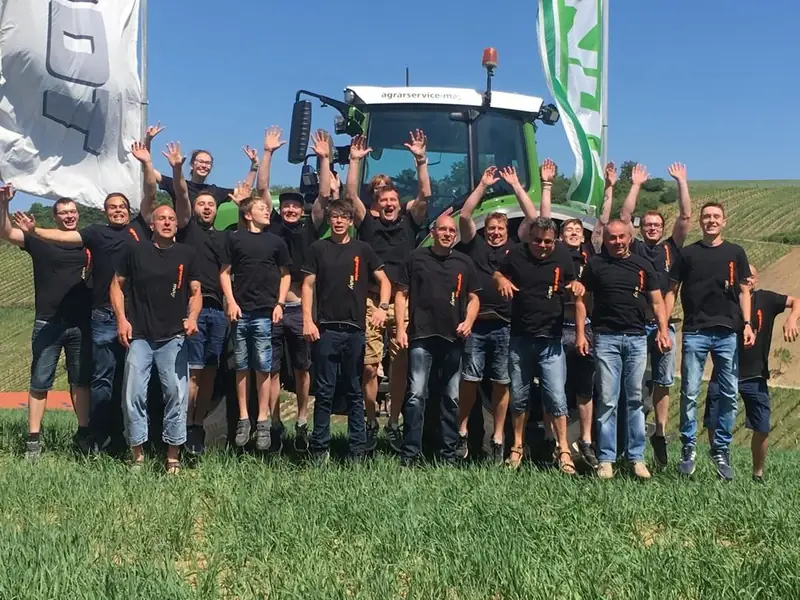 Das Team von Agrarservice May vor einem Fendt