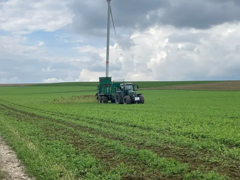 Tebbe Universalstreuer im Einsatz auf dem Feld