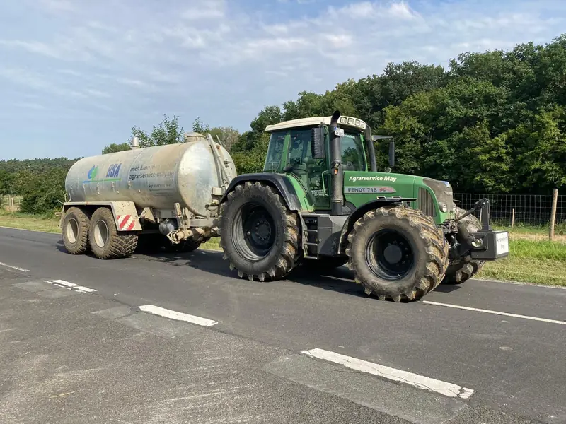 Fendt mit Wasserfass auf der Straße