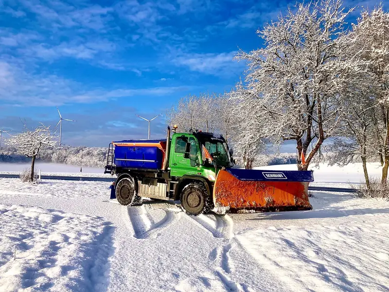 Unimog mit Schneeschild im verschneiten Retzstadt