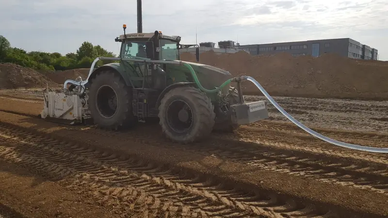 Wirtgen Anbaustabilisierer hinter einem Fendt